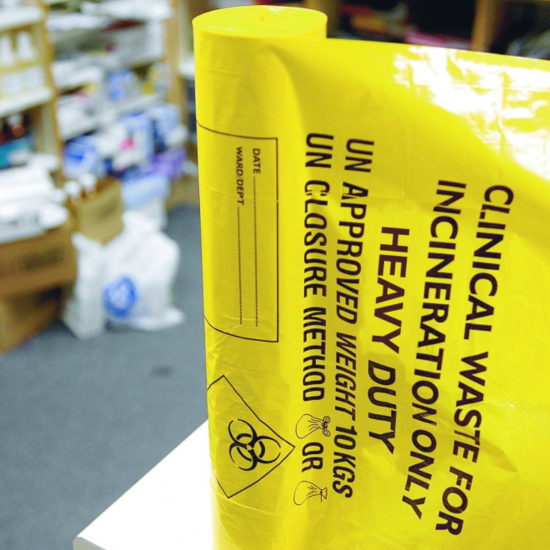 clinical_heavy_yellow_4.jpg envirosackĀ® Yellow Clinical Waste Sacks on Roll Heavy Duty (15x28x39") 90L / UN 10Kg (3 rolls x 25) - Image 1